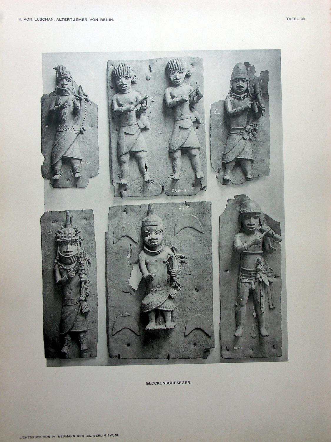 zz-lusc19,tafel 38 benin nigeria,bronze-platten mensch mit glockenschl